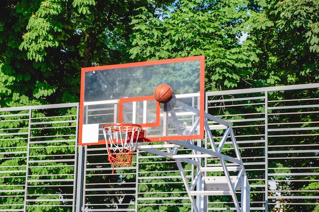 canestro da basket all'aperto