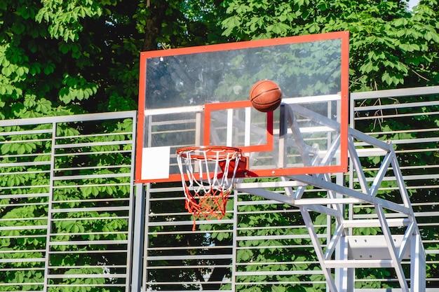 canestro da basket all'aperto