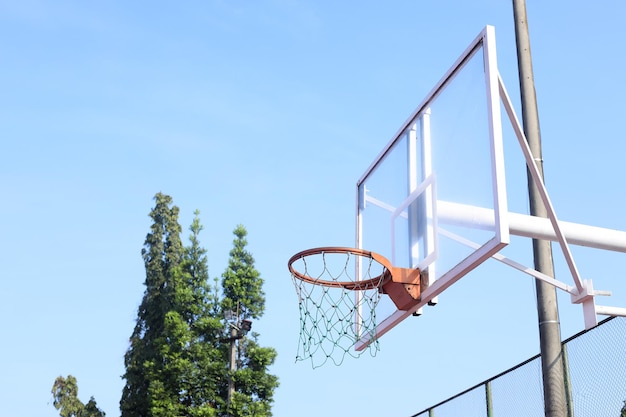 Canestro da basket e rete sullo sfondo del cielo blu in una giornata estiva.