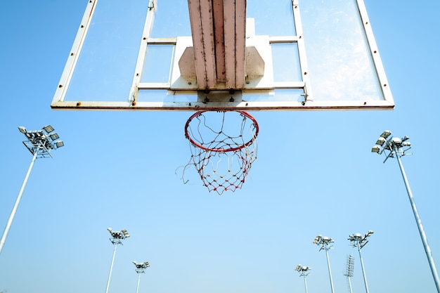 Canestro da basket nel cielo blu