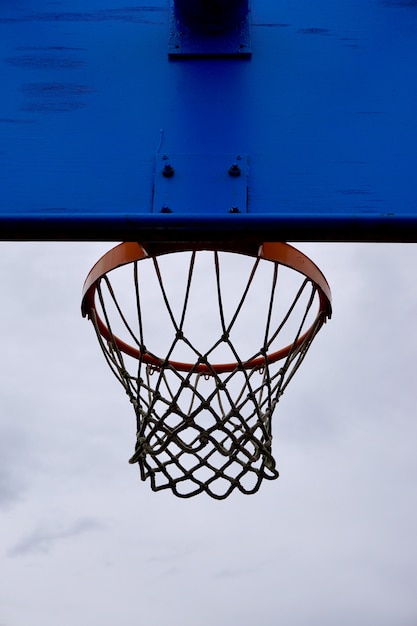 Canestro da basket silhouette in strada, street basket nella città di Bilbao in Spagna