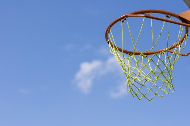 Canestro da basket su cielo blu