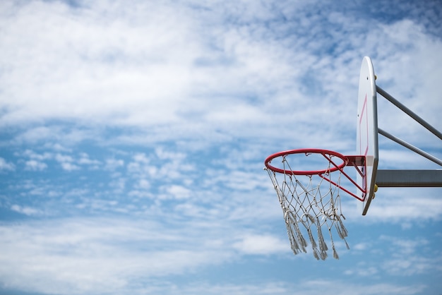 Canestro da basket sulla strada