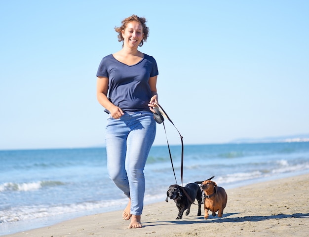 cani e donne sulla spiaggia