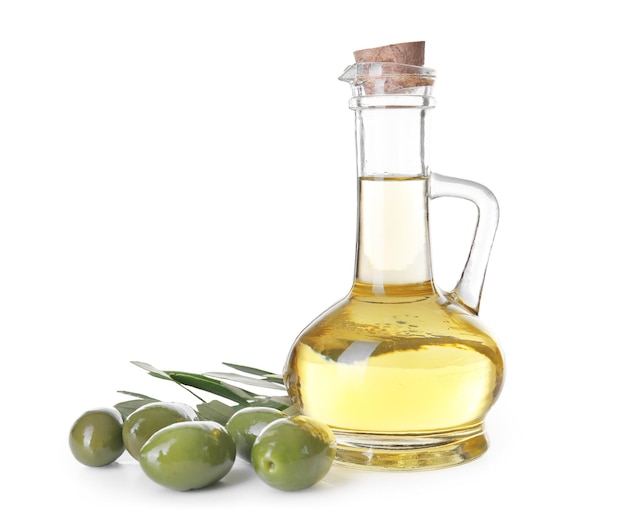 Canna con olio d'oliva su sfondo bianco