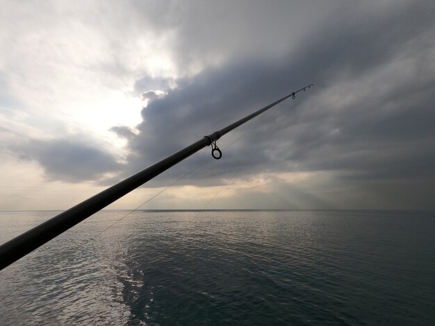 Canna da pesca e bellissimo paesaggio marino