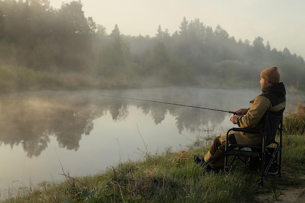 Canna da pesca lago pescatore uomini sport estate richiamo tramonto acqua all'aperto alba pesce