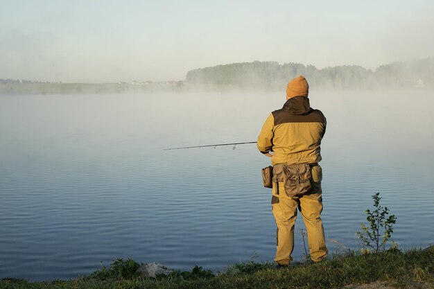 Canna da pesca lago pescatore uomini sport estate richiamo tramonto acqua all'aperto alba pesce