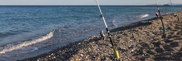 Canna da pesca via mare e una vacanza rilassante pesca in mare e concetto di hobby