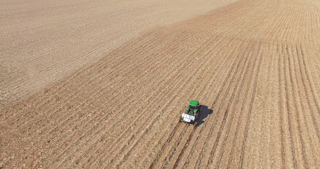 Canna da zucchero che pianta applicando fertilizzante e insetticidi con il trattore