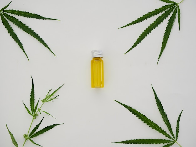 Cannabis con olio estratto in una bottiglia