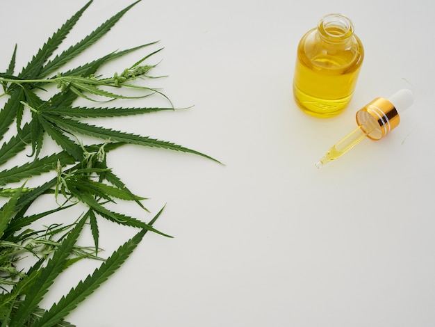 Cannabis con olio estratto in una bottiglia