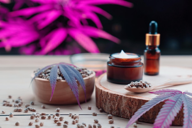Cannabis legalizzata per le caratteristiche del prodotto per la cura della pelle con un set di flaconi di olio di CBD