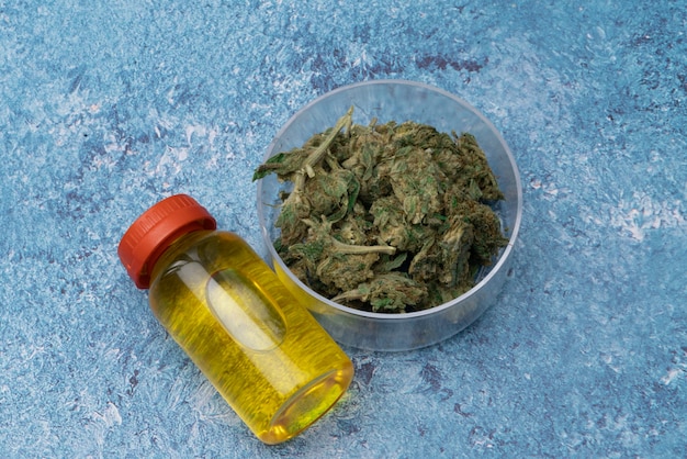 Cannabis marijuana Medicinale, infestante in un contenitore di vetro. Estratto medico di olio di marijuana di cannabis in barattolo