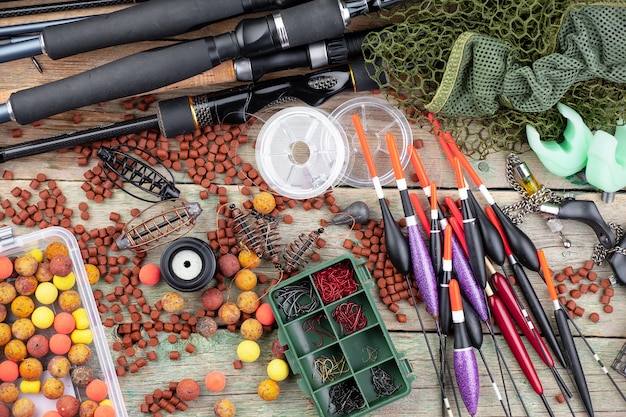 Canne da spinning e da pesca su un vecchio tavolo