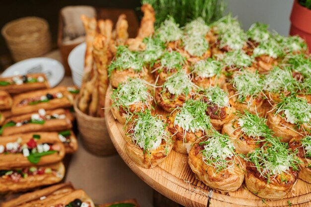 Cannella con formaggio e focacce di germogli di grano in mostra