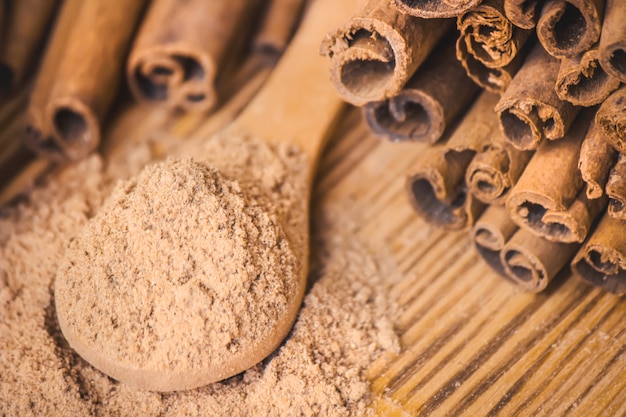 Cannella e bastoni a terra su un fondo di legno. messa a fuoco selettiva.