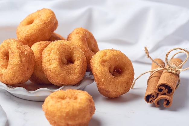 Cannella e zucchero Mini ciambelle su sfondo bianco