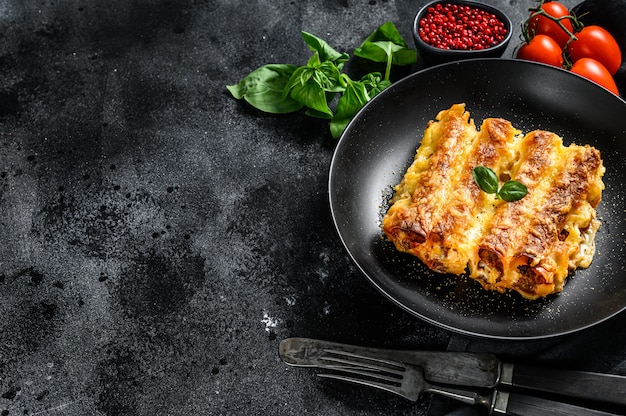 Cannelloni con carne di manzo e salsa di pomodoro. Pasta italiana fatta in casa. vista dall'alto. Copia spazio