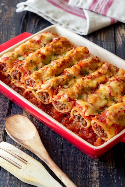 Cannelloni con carne formaggio pomodori e timo Cucina italiana