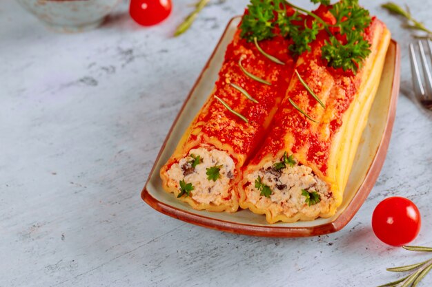 Cannelloni cotti su piastra con decoro pomodoro