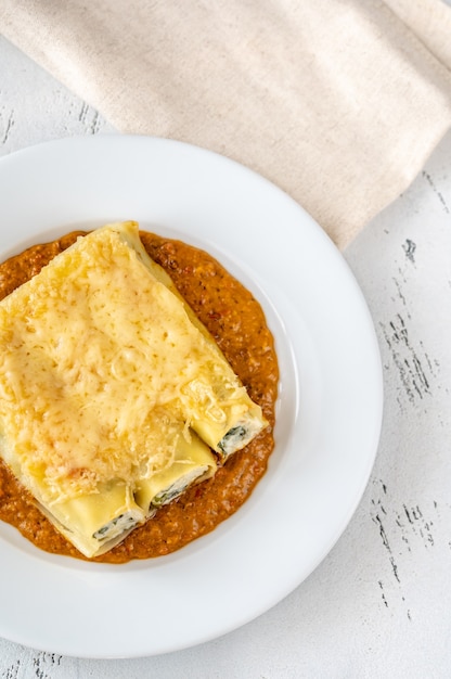 Cannelloni ripieni di ricotta e spinaci con salsa di peperoni grigliati