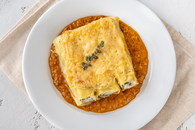 Cannelloni ripieni di ricotta e spinaci con salsa di peperoni grigliati