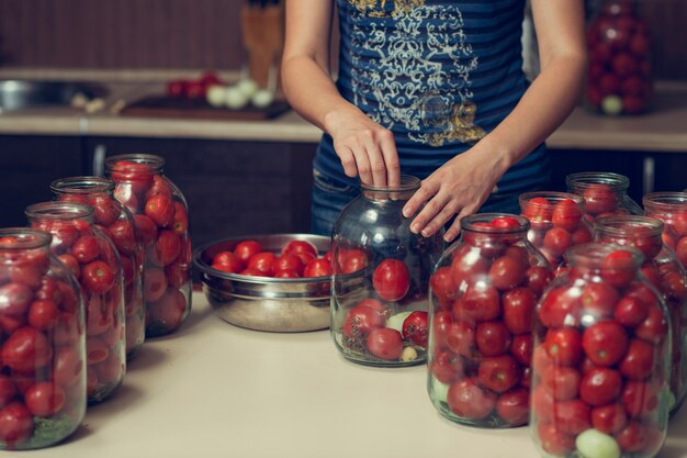 Canning pomodori maturi nelle lattine