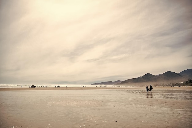 Cannon Beach paesaggio oregon usa estate vacanze persone che camminano sulla spiaggia