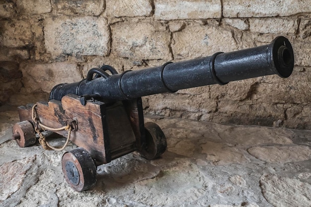 cannone medievale in un vecchio castello abbandonato