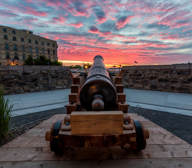 Cannone storico ad alba nella vecchia Quebec City
