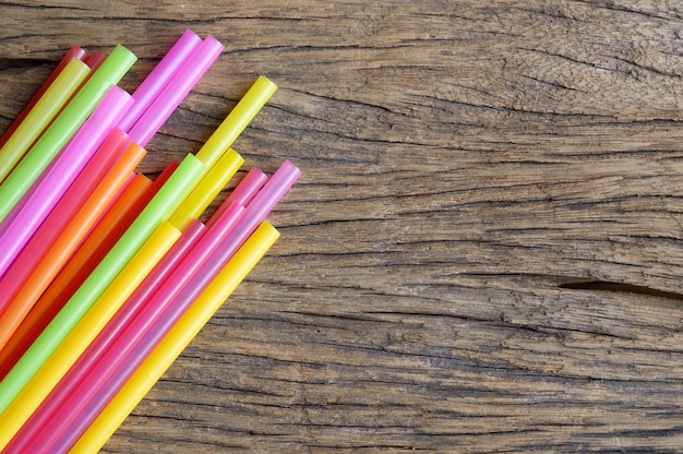 cannuccia di plastica colorata su fondo di legno