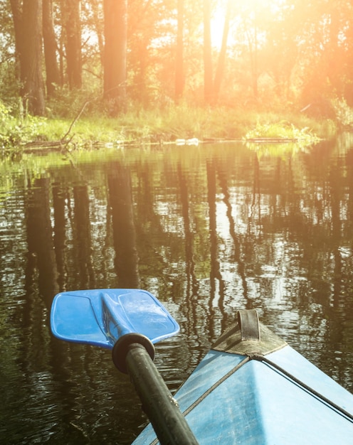 Canoa blu sul fiume