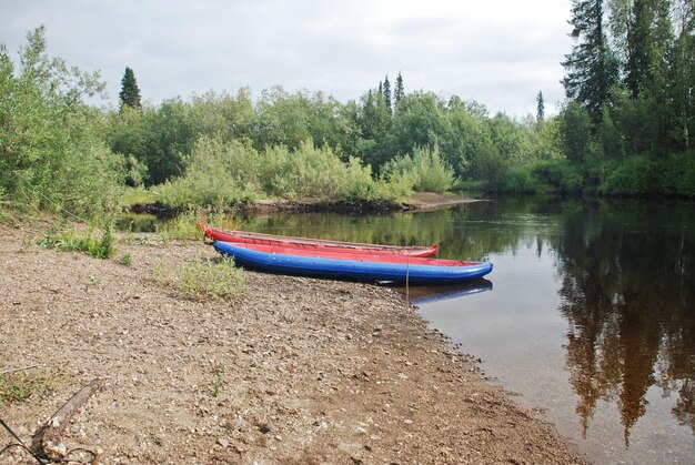 Canoa sul fiume nelle foreste vergini di Komi