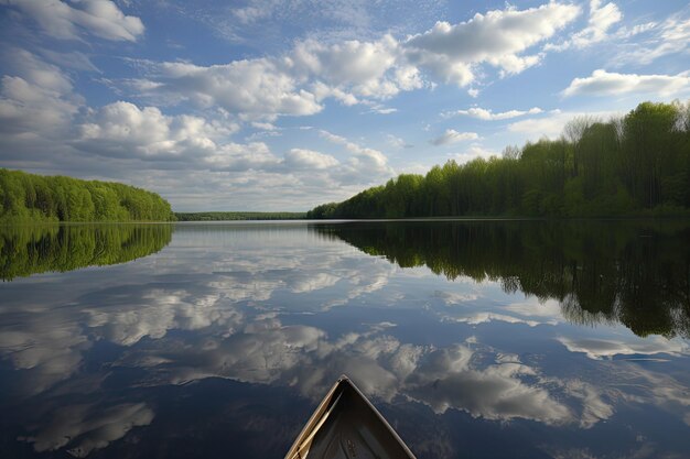 Canoa sul lago vetroso con riflessi di alberi e cielo visibili creati con intelligenza artificiale generativa