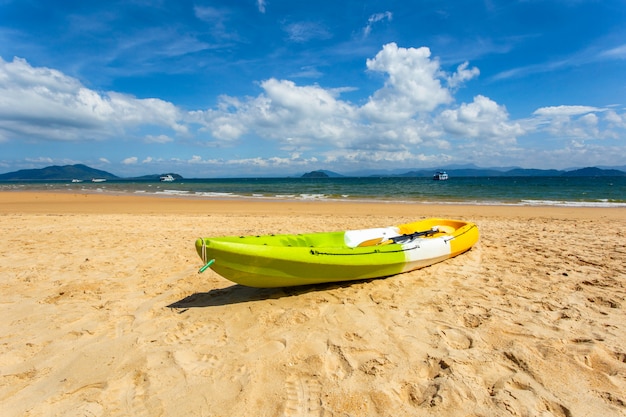 Canoa sulla spiaggia al sole