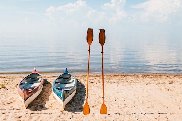 Canoa sulla spiaggia nel giorno di estate soleggiato