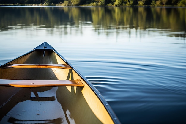 Canoe su un lago barca di legno kayak in acqua canoa estiva kayak autunno viaggiando fresca calma