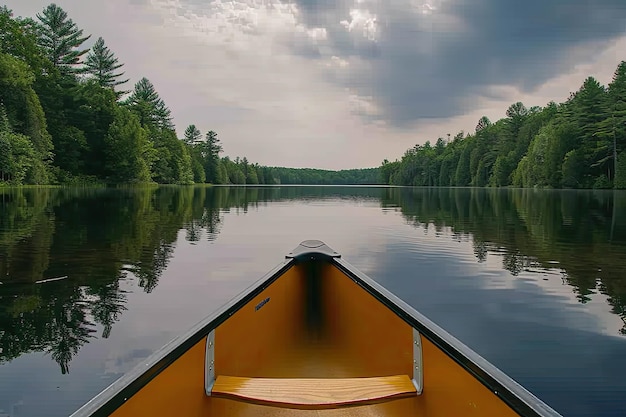 Canoe su un lago tranquillo