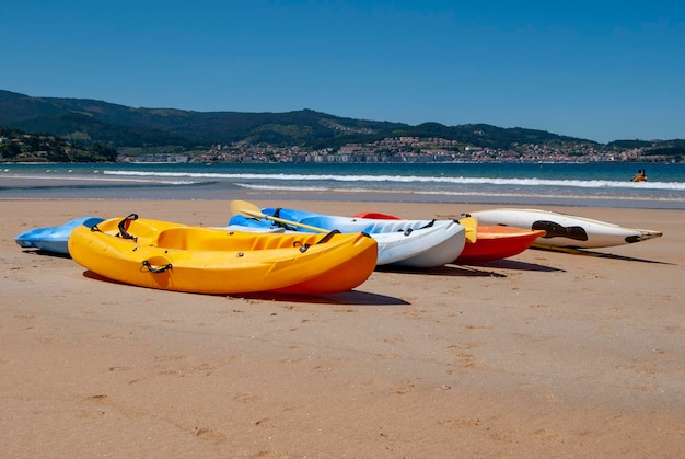 Canoe sulla spiaggia soleggiata