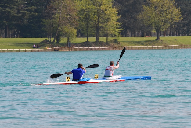 canoisti sul lago artificiale