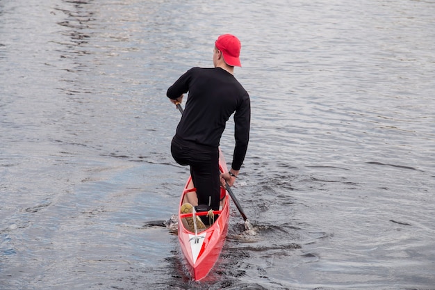 Canottaggio uomo sportivo di concorrenza sul fiume