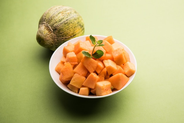Cantalupo o melone o kharbuja tagliato a pezzi, servito in una ciotola. messa a fuoco selettiva