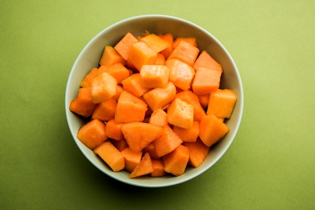 Cantalupo o melone o kharbuja tagliato a pezzi, servito in una ciotola. messa a fuoco selettiva