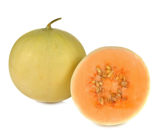 Cantalupo, polpa arancione isolata su bianco.