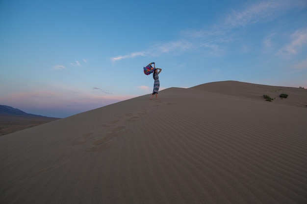 cantando dune di sabbia del deserto al tramonto Kazakistan