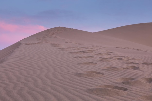 cantando dune di sabbia del deserto al tramonto Kazakistan