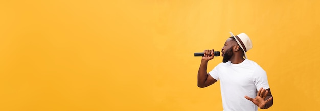 Cantante del giovane ragazzo afroamericano nero adolescente che si esibisce in un concerto