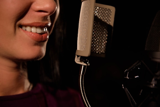 Cantante della giovane donna davanti al microfono.