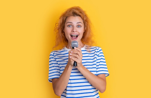 Cantante donna felice isolato su sfondo giallo giovane cantante donna cantare in studio